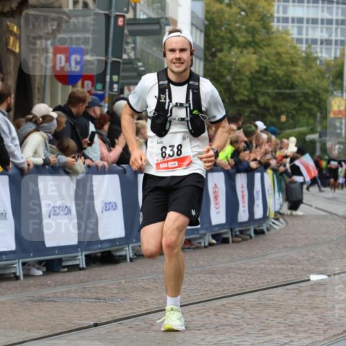 05.10.2025 - 20. swb-Marathon Bremen Strokosch-Dieckow http://msf.ph/oto/9254017 05.10.2025 12:52:02 Ziel 838, 900, 1360, 5423, 9080 meine-sportfotos.de