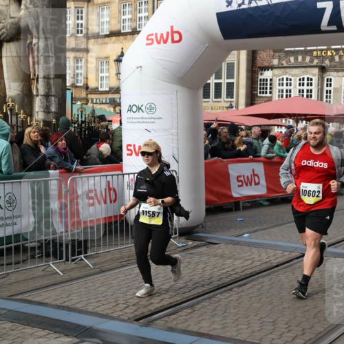 05.10.2025 - 20. swb-Marathon Bremen Yannick Fuchs http://msf.ph/oto/9254039 05.10.2025 11:14:55 Ziel 9303, 10602, 11448, 11557 meine-sportfotos.de