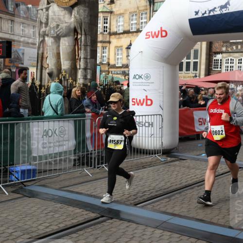 05.10.2025 - 20. swb-Marathon Bremen Yannick Fuchs http://msf.ph/oto/9254049 05.10.2025 11:14:55 Ziel 9303, 10602, 11448, 11557 meine-sportfotos.de