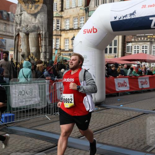 05.10.2025 - 20. swb-Marathon Bremen Yannick Fuchs http://msf.ph/oto/9254103 05.10.2025 11:14:56 Ziel 9303, 10602, 11448, 11557 meine-sportfotos.de