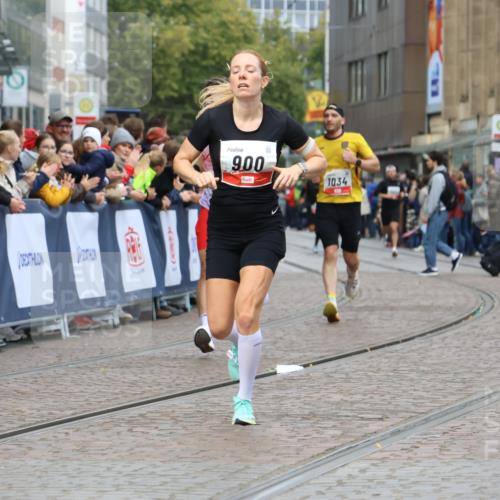 05.10.2025 - 20. swb-Marathon Bremen Strokosch-Dieckow http://msf.ph/oto/9254104 05.10.2025 12:52:08 Ziel 900, 1034, 1360, 5423, 9080 meine-sportfotos.de