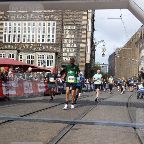 05.10.2025 - 20. swb-Marathon Bremen Yannick Fuchs http://msf.ph/oto/9254124 05.10.2025 10:54:49 Ziel 9282, 9295, 9591, 10007, 10174, 11321, 11694 meine-sportfotos.de