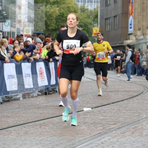 05.10.2025 - 20. swb-Marathon Bremen Strokosch-Dieckow http://msf.ph/oto/9254126 05.10.2025 12:52:08 Ziel 900, 1034, 1360, 5423, 9080 meine-sportfotos.de
