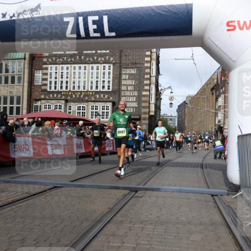 05.10.2025 - 20. swb-Marathon Bremen Yannick Fuchs http://msf.ph/oto/9254156 05.10.2025 10:54:50 Ziel 9282, 9295, 9591, 9754, 10007, 10174, 11321, 11694 meine-sportfotos.de