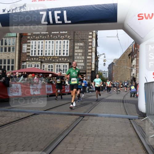 05.10.2025 - 20. swb-Marathon Bremen Yannick Fuchs http://msf.ph/oto/9254167 05.10.2025 10:54:50 Ziel 9282, 9295, 9591, 9754, 10007, 10174, 11321, 11694 meine-sportfotos.de
