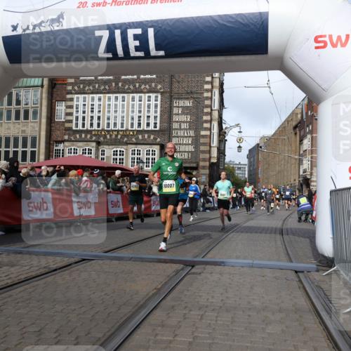 05.10.2025 - 20. swb-Marathon Bremen Yannick Fuchs http://msf.ph/oto/9254175 05.10.2025 10:54:50 Ziel 9282, 9295, 9591, 9754, 10007, 10174, 11321, 11694 meine-sportfotos.de