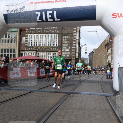 05.10.2025 - 20. swb-Marathon Bremen Yannick Fuchs http://msf.ph/oto/9254200 05.10.2025 10:54:50 Ziel 9282, 9295, 9591, 9754, 10007, 10174, 11321, 11694 meine-sportfotos.de