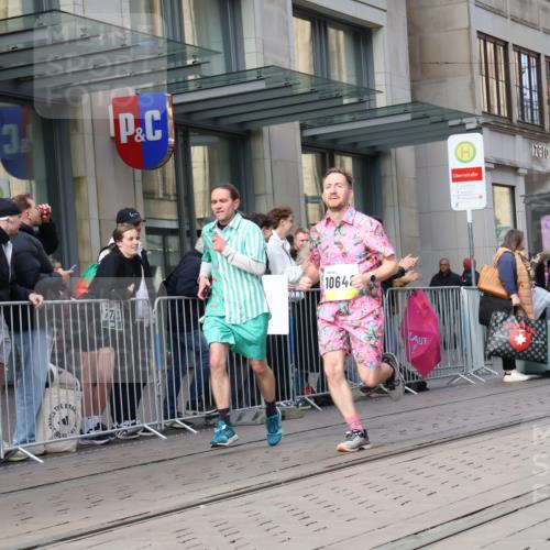 05.10.2025 - 20. swb-Marathon Bremen Strokosch-Dieckow http://msf.ph/oto/9254210 05.10.2025 10:56:14 Ziel 8118, 9266, 9424, 9547, 9783, 9790, 9886, 9932, 10005, 10008, 10028, 10042, 10059, 10179, 10191, 10387, 10424, 10546, 10590, 10644, 10648, 10683, 10971, 11100, 11253, 11260, 11426, 11475, 11571, 11662, 11691, 11723, 11734, 8118, 9266, 9424, 9547, 9783, 9790, 9886, 9932, 10005, 10008, 10028, 10042, 10059, 10179, 10191, 10387, 10424, 10546, 10590, 10644, 10648, 10683, 10971, 11100, 11253, 11260, 11426, 11475, 11571, 11662, 11691, 11734 meine-sportfotos.de