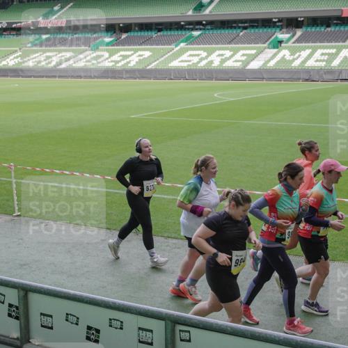 05.10.2025 - 20. swb-Marathon Bremen Michael Burmester http://msf.ph/oto/9254227 05.10.2025 10:42:40 Laufen im Stadion 8225, 8865, 9185, 9212, 9276, 9288, 9410, 9476, 9481, 9519, 9557, 9648, 9664, 9680, 9726, 9734, 9736, 9760, 9798, 9806, 9815, 9826, 9945, 9972, 9999, 10031, 10074, 10082, 10087, 10239, 10245, 10248, 10264, 10365, 10366, 10396, 10412, 10415, 10417, 10463, 10499, 10684, 10824, 10860, 10861, 10943, 11030, 11073, 11112, 11126, 11142, 11170, 11172, 11206, 11395, 11584, 11634, 8533, 9632, 9836, 9837, 9982, 10125, 10148, 10214, 10333, 10706, 10937, 10998 meine-sportfotos.de