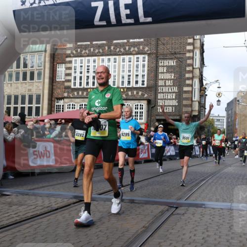 05.10.2025 - 20. swb-Marathon Bremen Yannick Fuchs http://msf.ph/oto/9254287 05.10.2025 10:54:51 Ziel 8326, 9282, 9295, 9591, 9754, 9776, 10007, 10174, 11321, 11694 meine-sportfotos.de