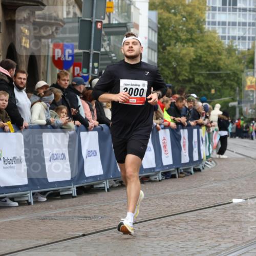 05.10.2025 - 20. swb-Marathon Bremen Strokosch-Dieckow http://msf.ph/oto/9254322 05.10.2025 12:52:25 Ziel 1000, 2000 meine-sportfotos.de