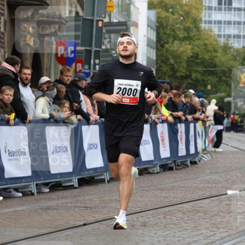05.10.2025 - 20. swb-Marathon Bremen Strokosch-Dieckow http://msf.ph/oto/9254348 05.10.2025 12:52:25 Ziel 1000, 2000 meine-sportfotos.de