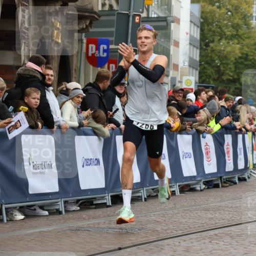 05.10.2025 - 20. swb-Marathon Bremen Strokosch-Dieckow http://msf.ph/oto/9254369 05.10.2025 12:52:43 Ziel 7266 meine-sportfotos.de