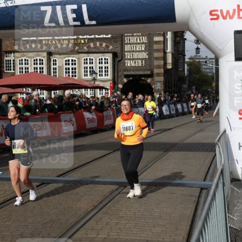 05.10.2025 - 20. swb-Marathon Bremen Yannick Fuchs http://msf.ph/oto/9254379 05.10.2025 11:15:04 Ziel 9303, 11345, 11607 meine-sportfotos.de