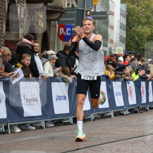 05.10.2025 - 20. swb-Marathon Bremen Strokosch-Dieckow http://msf.ph/oto/9254389 05.10.2025 12:52:43 Ziel 7266 meine-sportfotos.de