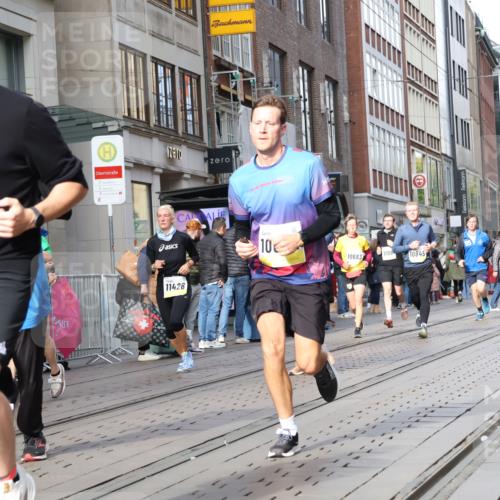 05.10.2025 - 20. swb-Marathon Bremen Strokosch-Dieckow http://msf.ph/oto/9254393 05.10.2025 10:56:23 Ziel 8118, 9188, 9266, 9547, 9669, 9886, 10008, 10042, 10059, 10145, 10397, 10644, 10648, 10683, 10845, 10924, 10971, 11100, 11253, 11260, 11274, 11426, 11475, 11571, 11675, 11691, 11734, 8118, 9188, 9266, 9547, 9669, 9886, 10008, 10042, 10059, 10145, 10397, 10644, 10648, 10683, 10845, 10924, 10971, 11100, 11253, 11260, 11274, 11426, 11475, 11571, 11675, 11691, 11734 meine-sportfotos.de
