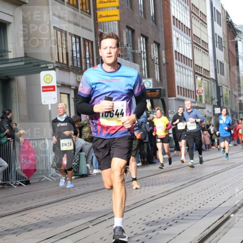 05.10.2025 - 20. swb-Marathon Bremen Strokosch-Dieckow http://msf.ph/oto/9254404 05.10.2025 10:56:24 Ziel 8118, 9188, 9266, 9547, 9669, 9886, 10008, 10042, 10059, 10105, 10145, 10397, 10644, 10683, 10845, 10924, 10971, 11100, 11260, 11274, 11426, 11475, 11675, 11691, 11734, 8118, 9188, 9266, 9547, 9669, 9886, 10008, 10042, 10059, 10105, 10145, 10397, 10644, 10683, 10845, 10924, 10971, 11100, 11260, 11274, 11426, 11475, 11675, 11691, 11734 meine-sportfotos.de
