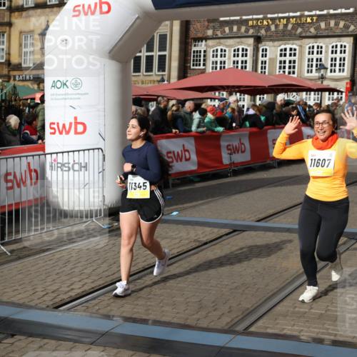 05.10.2025 - 20. swb-Marathon Bremen Yannick Fuchs http://msf.ph/oto/9254426 05.10.2025 11:15:05 Ziel 9303, 10496, 11345, 11607 meine-sportfotos.de