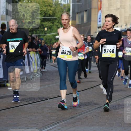 05.10.2025 - 20. swb-Marathon Bremen Strokosch-Dieckow http://msf.ph/oto/9254436 05.10.2025 11:02:17 Ziel 9748, 10093, 10130, 10194, 10821, 10829, 10982, 10983, 11340, 11386, 11646 meine-sportfotos.de