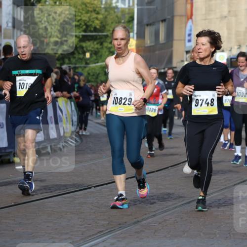 05.10.2025 - 20. swb-Marathon Bremen Strokosch-Dieckow http://msf.ph/oto/9254457 05.10.2025 11:02:17 Ziel 9748, 10093, 10130, 10194, 10821, 10829, 10982, 10983, 11340, 11386, 11646 meine-sportfotos.de