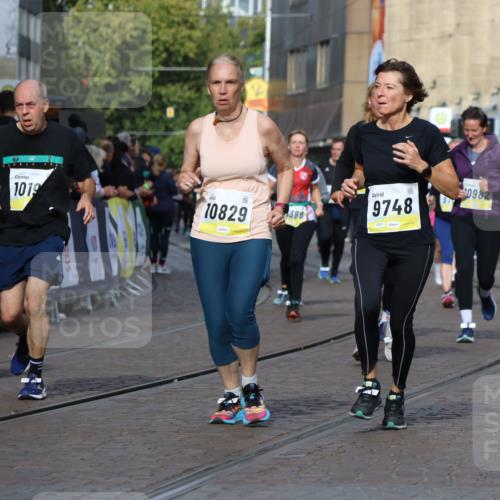 05.10.2025 - 20. swb-Marathon Bremen Strokosch-Dieckow http://msf.ph/oto/9254498 05.10.2025 11:02:17 Ziel 9748, 10093, 10130, 10194, 10821, 10829, 10982, 10983, 11340, 11386, 11646 meine-sportfotos.de