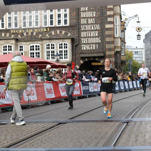 05.10.2025 - 20. swb-Marathon Bremen Yannick Fuchs http://msf.ph/oto/9254539 05.10.2025 10:46:02 Ziel 9285, 9397, 9876, 10773, 11617 meine-sportfotos.de