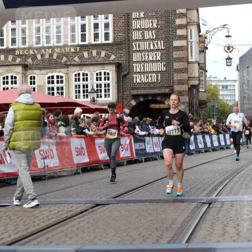 05.10.2025 - 20. swb-Marathon Bremen Yannick Fuchs http://msf.ph/oto/9254550 05.10.2025 10:46:02 Ziel 9285, 9397, 9876, 10773, 11617 meine-sportfotos.de