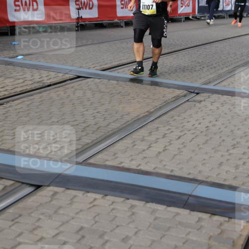 05.10.2025 - 20. swb-Marathon Bremen Yannick Fuchs http://msf.ph/oto/9254597 05.10.2025 11:15:12 Ziel 10496, 10647, 11107 meine-sportfotos.de