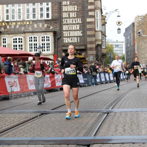05.10.2025 - 20. swb-Marathon Bremen Yannick Fuchs http://msf.ph/oto/9254602 05.10.2025 10:46:02 Ziel 9285, 9397, 9876, 10773, 11617 meine-sportfotos.de