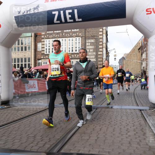 05.10.2025 - 20. swb-Marathon Bremen Yannick Fuchs http://msf.ph/oto/9254619 05.10.2025 10:54:55 Ziel 8326, 9282, 9295, 9436, 9560, 9591, 9754, 9776, 10007, 10024, 10232, 10233, 10487, 10770, 11163, 11276 meine-sportfotos.de