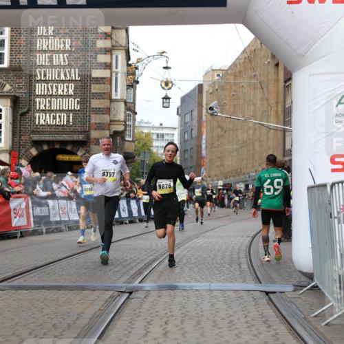 05.10.2025 - 20. swb-Marathon Bremen Yannick Fuchs http://msf.ph/oto/9254633 05.10.2025 10:46:05 Ziel 9285, 9397, 9876, 10090, 10773, 11617 meine-sportfotos.de