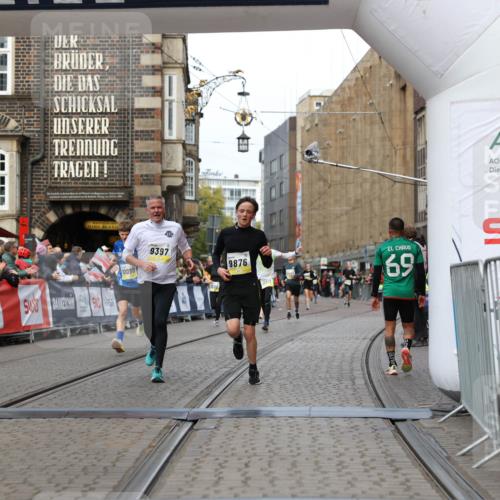 05.10.2025 - 20. swb-Marathon Bremen Yannick Fuchs http://msf.ph/oto/9254642 05.10.2025 10:46:05 Ziel 9285, 9397, 9876, 10090, 10773, 11617 meine-sportfotos.de