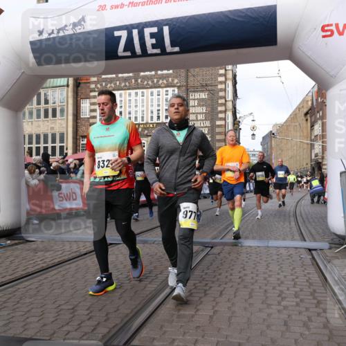 05.10.2025 - 20. swb-Marathon Bremen Yannick Fuchs http://msf.ph/oto/9254652 05.10.2025 10:54:55 Ziel 8326, 9282, 9295, 9436, 9560, 9591, 9754, 9776, 10007, 10024, 10232, 10233, 10487, 10770, 11163, 11276 meine-sportfotos.de