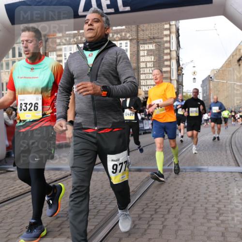 05.10.2025 - 20. swb-Marathon Bremen Yannick Fuchs http://msf.ph/oto/9254661 05.10.2025 10:54:56 Ziel 8326, 9282, 9295, 9436, 9560, 9591, 9754, 9776, 10007, 10024, 10232, 10233, 10487, 10609, 10770, 11163, 11276, 11373 meine-sportfotos.de