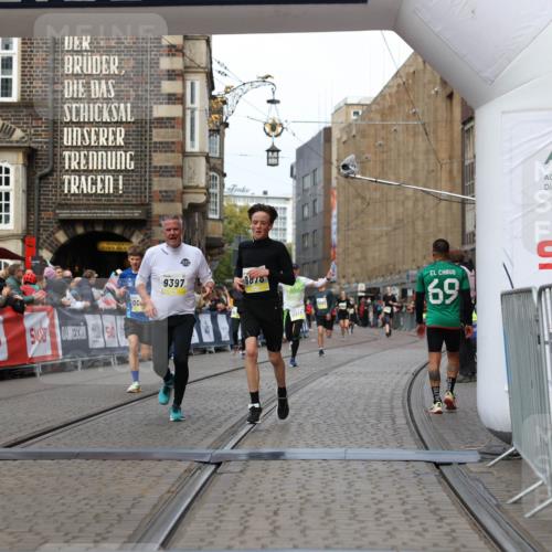 05.10.2025 - 20. swb-Marathon Bremen Yannick Fuchs http://msf.ph/oto/9254664 05.10.2025 10:46:05 Ziel 9285, 9397, 9876, 10090, 10773, 11617 meine-sportfotos.de