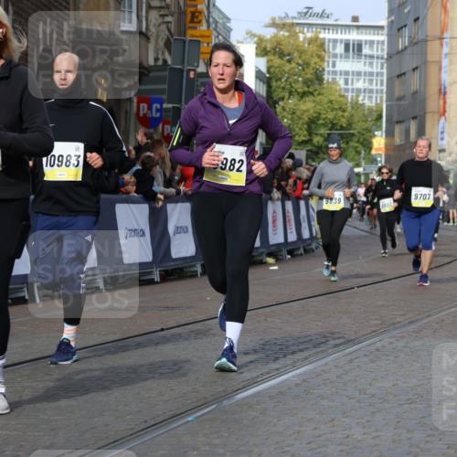 05.10.2025 - 20. swb-Marathon Bremen Strokosch-Dieckow http://msf.ph/oto/9254665 05.10.2025 11:02:23 Ziel 9707, 9748, 9802, 9839, 10093, 10194, 10615, 10821, 10829, 10982, 10983, 11386, 11537, 11538 meine-sportfotos.de