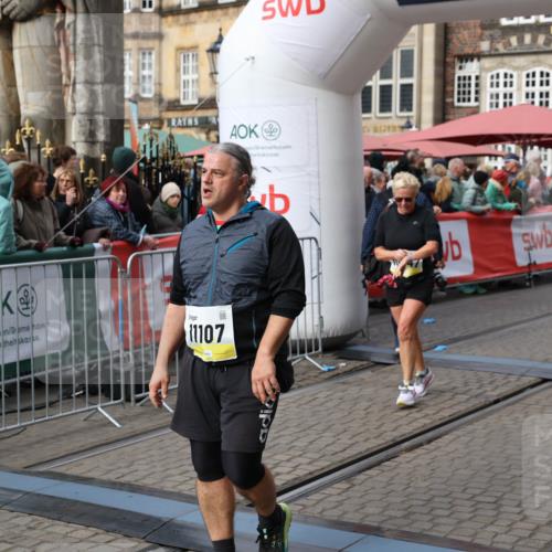 05.10.2025 - 20. swb-Marathon Bremen Yannick Fuchs http://msf.ph/oto/9254672 05.10.2025 11:15:14 Ziel 10496, 10647, 10984, 11107, 11635 meine-sportfotos.de