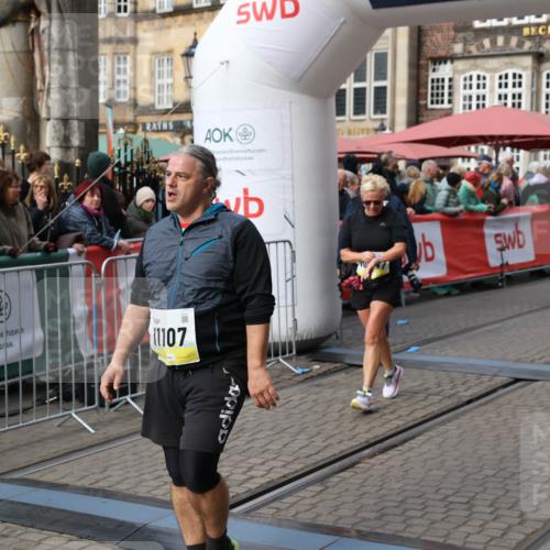 05.10.2025 - 20. swb-Marathon Bremen Yannick Fuchs http://msf.ph/oto/9254683 05.10.2025 11:15:14 Ziel 10496, 10647, 10984, 11107, 11635 meine-sportfotos.de