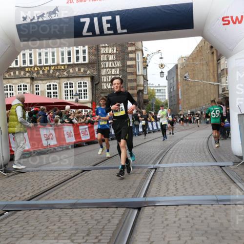 05.10.2025 - 20. swb-Marathon Bremen Yannick Fuchs http://msf.ph/oto/9254694 05.10.2025 10:46:06 Ziel 9285, 9397, 9500, 9876, 10090, 10773, 11513, 11617 meine-sportfotos.de
