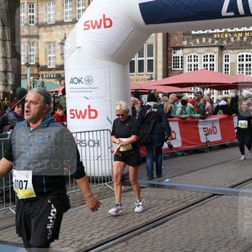 05.10.2025 - 20. swb-Marathon Bremen Yannick Fuchs http://msf.ph/oto/9254695 05.10.2025 11:15:15 Ziel 10496, 10647, 10984, 11107, 11635 meine-sportfotos.de
