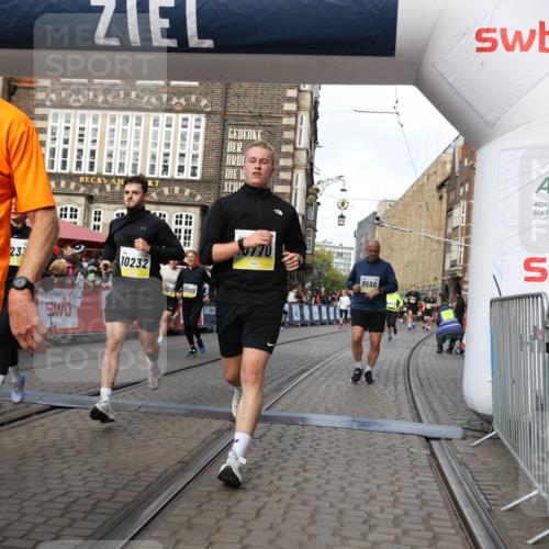 05.10.2025 - 20. swb-Marathon Bremen Yannick Fuchs http://msf.ph/oto/9254697 05.10.2025 10:54:57 Ziel 8326, 9282, 9295, 9436, 9560, 9591, 9754, 9776, 10007, 10024, 10232, 10233, 10487, 10609, 10770, 11163, 11276, 11373 meine-sportfotos.de