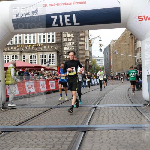 05.10.2025 - 20. swb-Marathon Bremen Yannick Fuchs http://msf.ph/oto/9254704 05.10.2025 10:46:06 Ziel 9285, 9397, 9500, 9876, 10090, 10773, 11513, 11617 meine-sportfotos.de