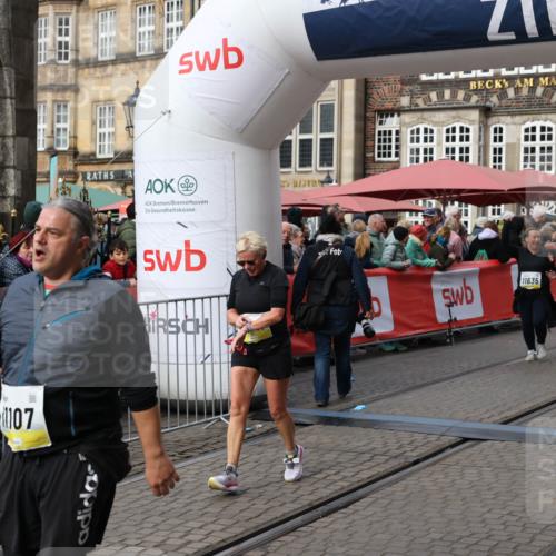 05.10.2025 - 20. swb-Marathon Bremen Yannick Fuchs http://msf.ph/oto/9254708 05.10.2025 11:15:15 Ziel 10496, 10647, 10984, 11107, 11635 meine-sportfotos.de