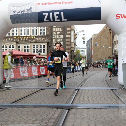 05.10.2025 - 20. swb-Marathon Bremen Yannick Fuchs http://msf.ph/oto/9254713 05.10.2025 10:46:06 Ziel 9285, 9397, 9500, 9876, 10090, 10773, 11513, 11617 meine-sportfotos.de