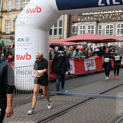 05.10.2025 - 20. swb-Marathon Bremen Yannick Fuchs http://msf.ph/oto/9254717 05.10.2025 11:15:15 Ziel 10496, 10647, 10984, 11107, 11635 meine-sportfotos.de