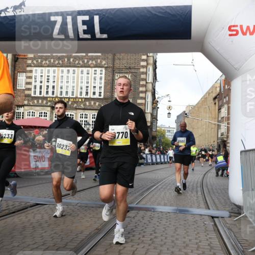 05.10.2025 - 20. swb-Marathon Bremen Yannick Fuchs http://msf.ph/oto/9254721 05.10.2025 10:54:57 Ziel 8326, 9282, 9295, 9436, 9560, 9591, 9754, 9776, 10007, 10024, 10232, 10233, 10487, 10609, 10770, 11163, 11276, 11373 meine-sportfotos.de