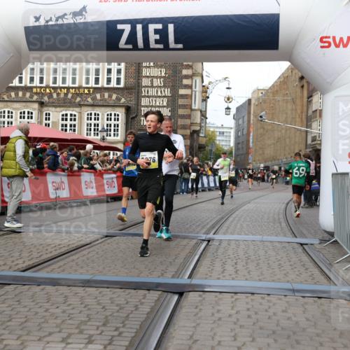 05.10.2025 - 20. swb-Marathon Bremen Yannick Fuchs http://msf.ph/oto/9254723 05.10.2025 10:46:06 Ziel 9285, 9397, 9500, 9876, 10090, 10773, 11513, 11617 meine-sportfotos.de