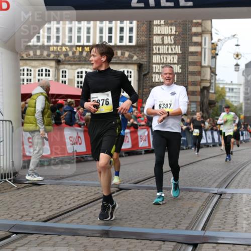 05.10.2025 - 20. swb-Marathon Bremen Yannick Fuchs http://msf.ph/oto/9254744 05.10.2025 10:46:07 Ziel 9397, 9500, 9876, 10090, 10688, 10773, 11513, 11617 meine-sportfotos.de