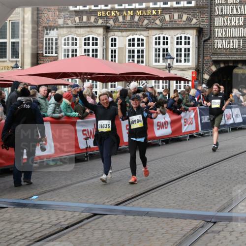 05.10.2025 - 20. swb-Marathon Bremen Yannick Fuchs http://msf.ph/oto/9254749 05.10.2025 11:15:16 Ziel 10647, 10984, 11107, 11293, 11635 meine-sportfotos.de