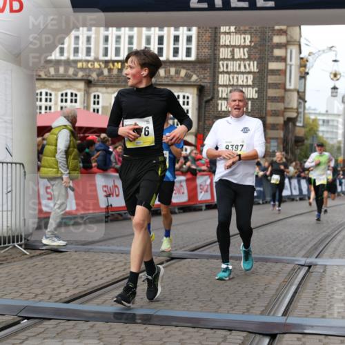 05.10.2025 - 20. swb-Marathon Bremen Yannick Fuchs http://msf.ph/oto/9254756 05.10.2025 10:46:07 Ziel 9397, 9500, 9876, 10090, 10688, 10773, 11513, 11617 meine-sportfotos.de